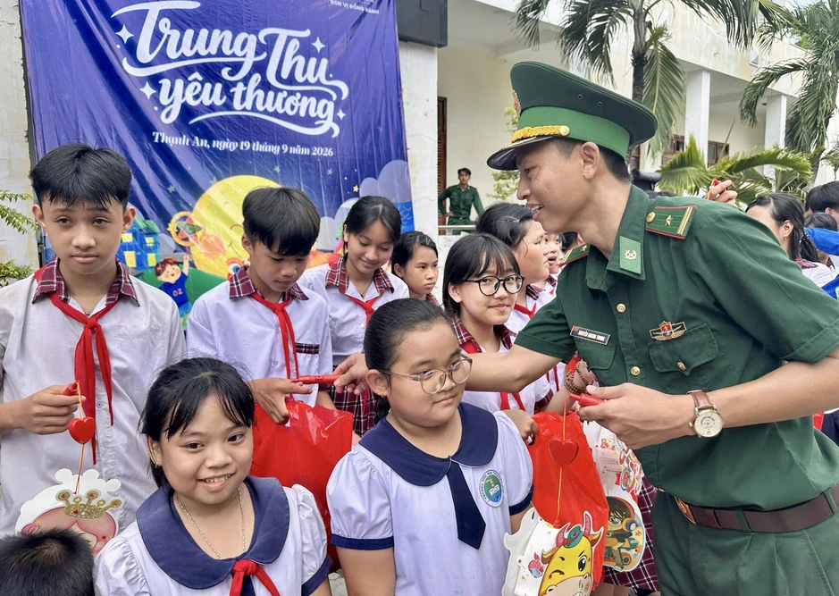 Trung thu sớm ấm tình quân dân nơi hải đảo TPHCM Trung thu sớm ấm tình quân dân nơi hải đảo TPHCM