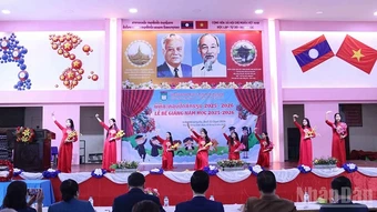 Trường song ngữ Lào-Việt Nam Nguyễn Du bế giảng năm học 2025-2026