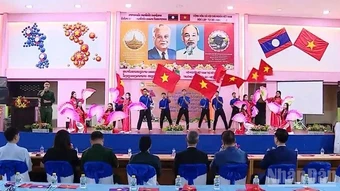 Trường song ngữ Lào-Việt Nam Nguyễn Du kỷ niệm 136 năm Ngày sinh Chủ tịch Hồ Chí Minh