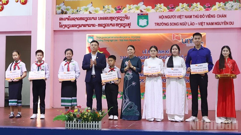 Trường song ngữ Lào-Việt Nam Nguyễn Du kỷ niệm 136 năm Ngày sinh Chủ tịch Hồ Chí Minh Trường song ngữ Lào-Việt Nam Nguyễn Du kỷ niệm 136 năm Ngày sinh Chủ tịch Hồ Chí Minh