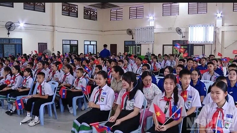Trường song ngữ Lào-Việt Nam Nguyễn Du kỷ niệm 136 năm Ngày sinh Chủ tịch Hồ Chí Minh Trường song ngữ Lào-Việt Nam Nguyễn Du kỷ niệm 136 năm Ngày sinh Chủ tịch Hồ Chí Minh