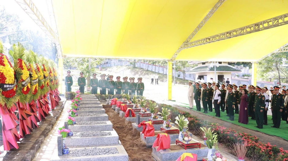 Truy điệu, an táng hài cốt liệt sĩ quân tình nguyện và chuyên gia Việt Nam hy sinh tại Lào