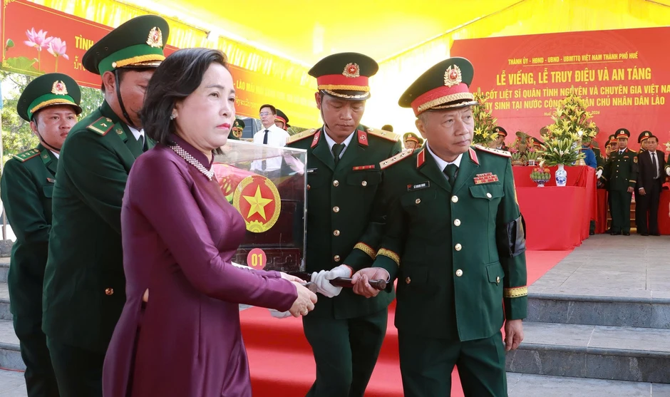 Truy điệu, an táng hài cốt liệt sĩ quân tình nguyện và chuyên gia Việt Nam hy sinh tại Lào