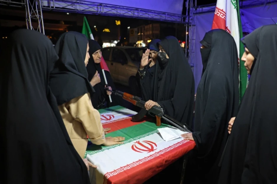 Truyền hình Iran hướng dẫn dân bắn AK sau lời đe dọa của ông Trump Truyền hình Iran hướng dẫn dân bắn AK sau lời đe dọa của ông Trump