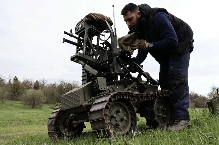 Ukraine đạt lợi thế trên chiến trường nhờ robot, drone và xe tăng điều khiển từ xa Ukraine đạt lợi thế trên chiến trường nhờ robot, drone và xe tăng điều khiển từ xa