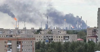 Ukraine tấn công dồn dập, "nhà máy lọc dầu lớn nhất của Nga" cháy lớn