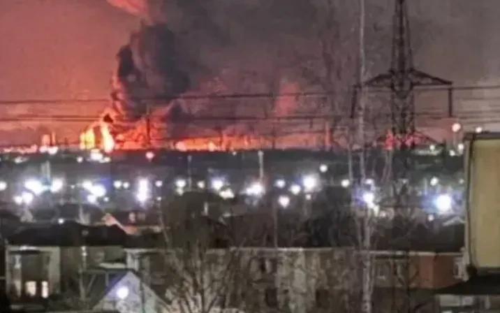 Ukraine tấn công nhà máy lọc dầu Yaroslavl và nhiều khu vực của Nga Ukraine tấn công nhà máy lọc dầu Yaroslavl và nhiều khu vực của Nga
