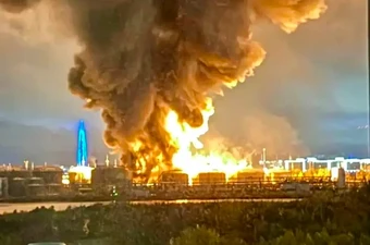 Ukraine tập kích Nga bằng hàng ngàn UAV, cảng dầu St. Petersburg cháy dữ dội