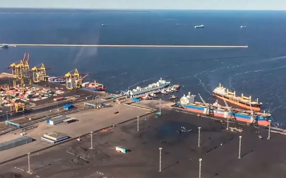 Ukraine tiếp tục không kích cảng Ust-Luga của Nga Ukraine tiếp tục không kích cảng Ust-Luga của Nga