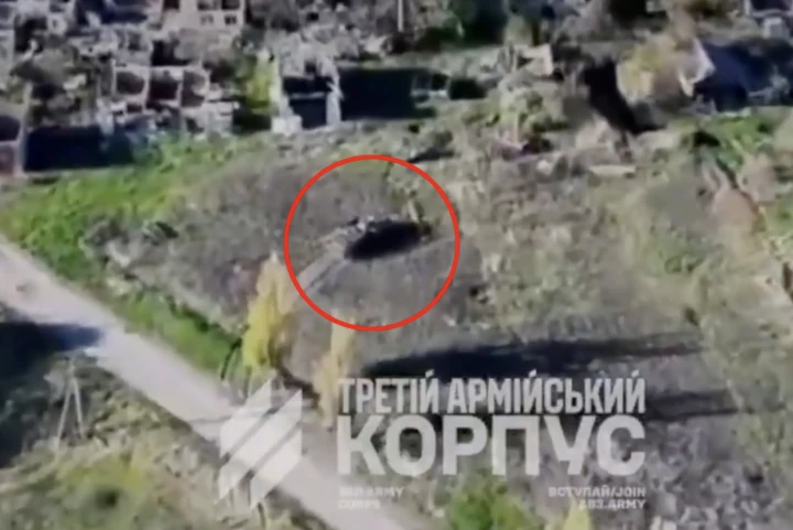 Ukraine tung 'xe zombie' cải tạo từ xe bọc thép cũ, lao vào tuyến phòng thủ Nga Ukraine tung 'xe zombie' cải tạo từ xe bọc thép cũ, lao vào tuyến phòng thủ Nga