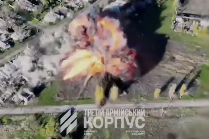 Ukraine tung 'xe zombie' cải tạo từ xe bọc thép cũ, lao vào tuyến phòng thủ Nga Ukraine tung 'xe zombie' cải tạo từ xe bọc thép cũ, lao vào tuyến phòng thủ Nga
