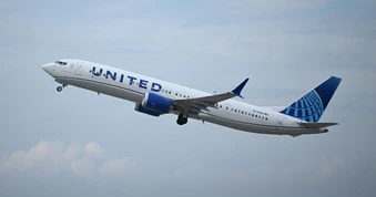 United Airlines tăng mạnh giá vé do nhiên liệu leo thang