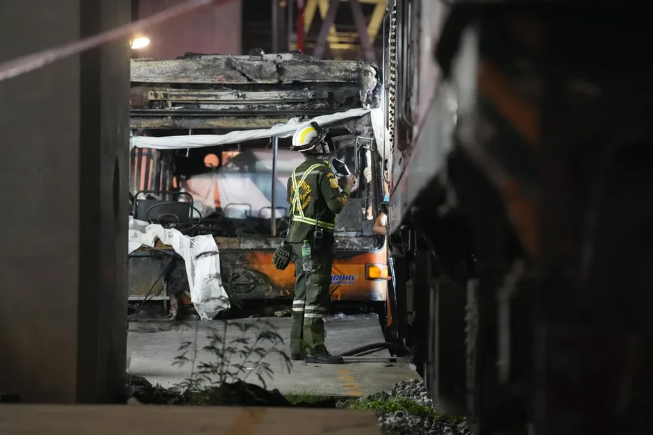 Va chạm nghiêm trọng giữa tàu chở hàng và xe bus ở Bangkok, ít nhất 8 người thiệt mạng