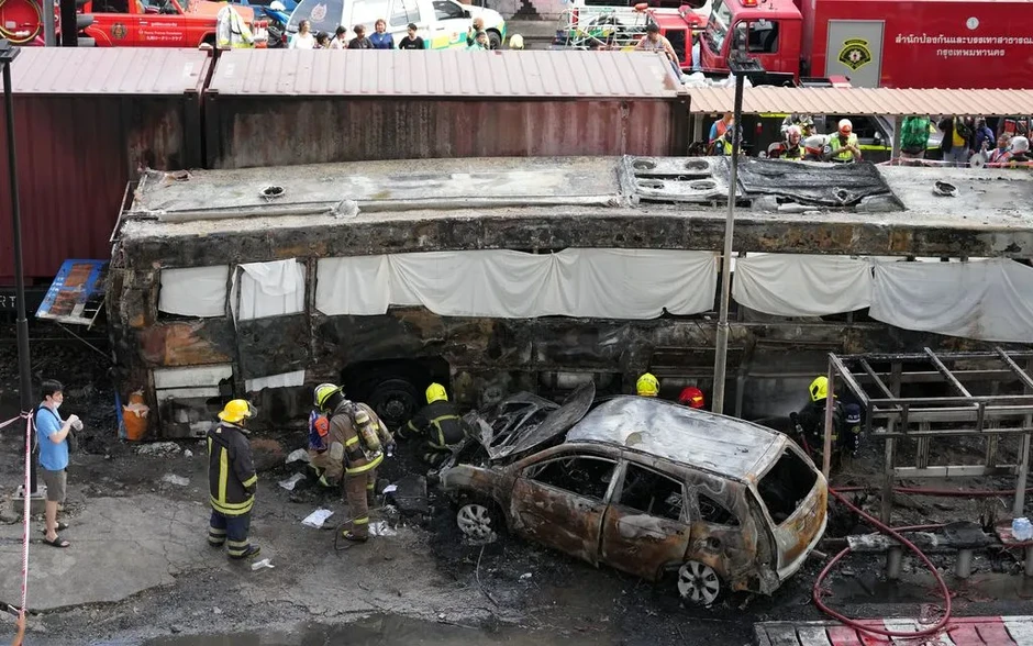 Va chạm nghiêm trọng giữa tàu chở hàng và xe bus ở Bangkok, ít nhất 8 người thiệt mạng