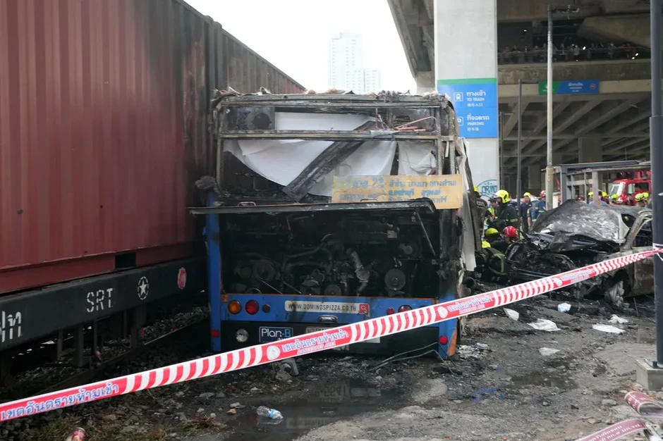 Va chạm nghiêm trọng giữa tàu chở hàng và xe bus ở Bangkok, ít nhất 8 người thiệt mạng