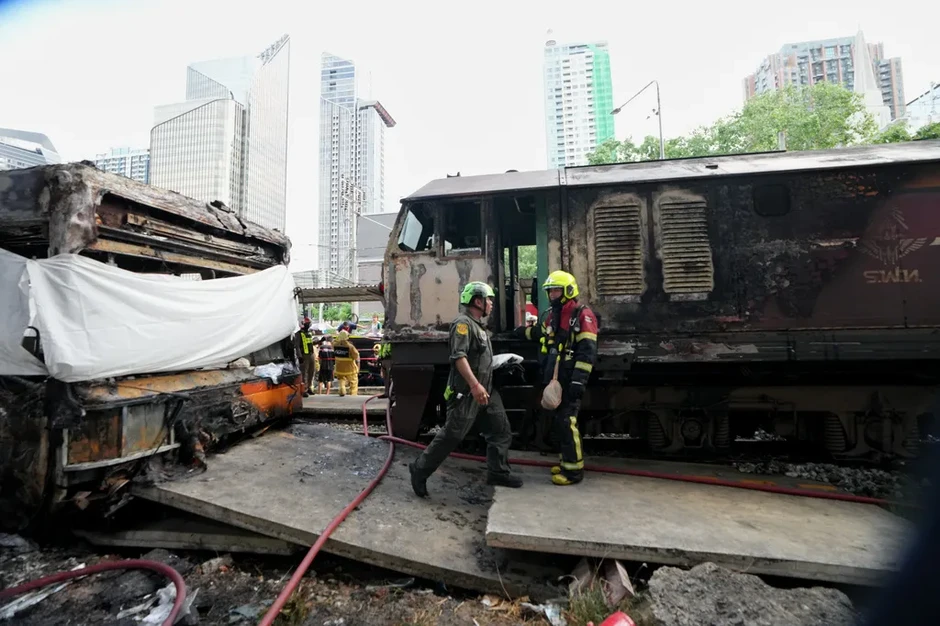 Va chạm nghiêm trọng giữa tàu chở hàng và xe bus ở Bangkok, ít nhất 8 người thiệt mạng