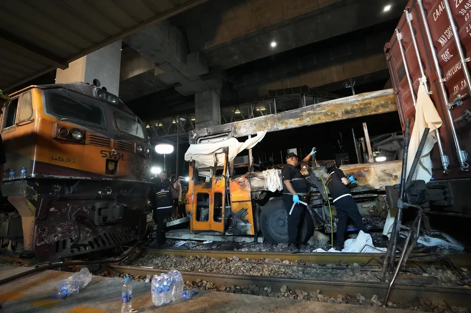 Va chạm nghiêm trọng giữa tàu chở hàng và xe bus ở Bangkok, ít nhất 8 người thiệt mạng