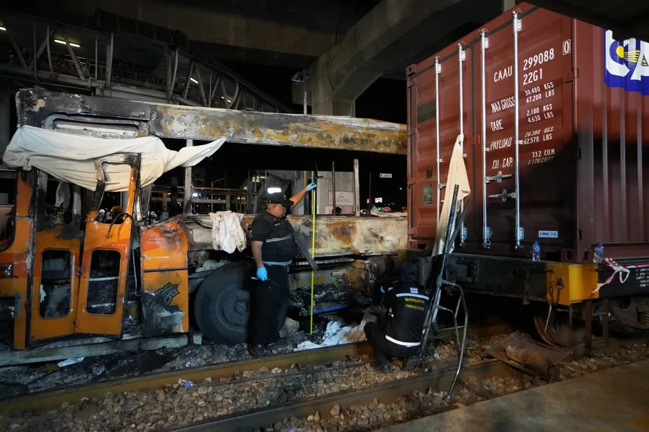 Va chạm nghiêm trọng giữa tàu chở hàng và xe bus ở Bangkok, ít nhất 8 người thiệt mạng