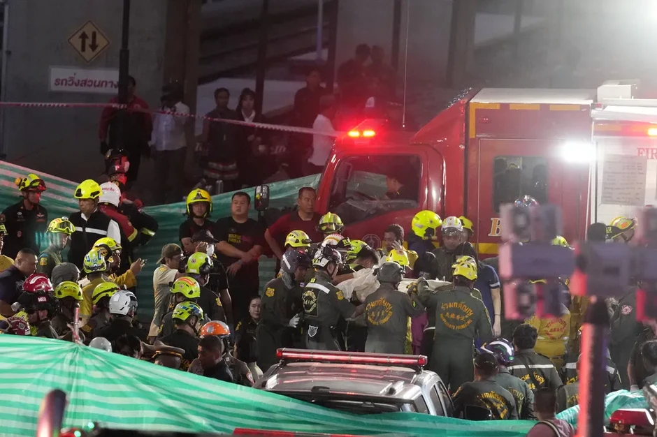 Va chạm nghiêm trọng giữa tàu chở hàng và xe bus ở Bangkok, ít nhất 8 người thiệt mạng