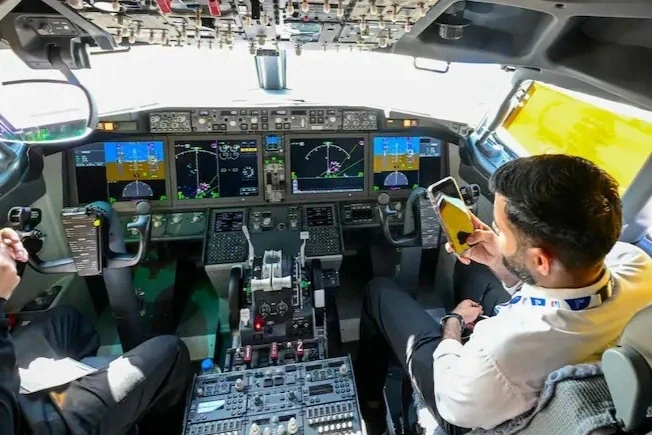 Vì sao có 4 phi công trên chuyến bay Flydubai gặp nạn? Vì sao có 4 phi công trên chuyến bay Flydubai gặp nạn?