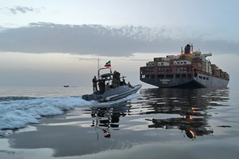 Vì sao eo biển Hormuz mở cửa lại nhưng tàu thuyền vẫn chưa thông thương?