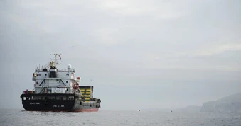 Vì sao tàu vẫn đi qua eo biển Hormuz dù Mỹ áp lệnh phong tỏa?