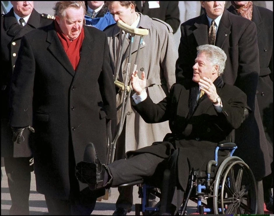Video Bill Clinton xuống máy bay bằng xe chở suất ăn hot lại sau vụ ông Trump đổi chuyên cơ