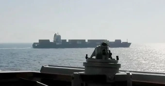 Video: Khoảnh khắc tàu khu trục Mỹ nổ súng vào tàu chở hàng Iran