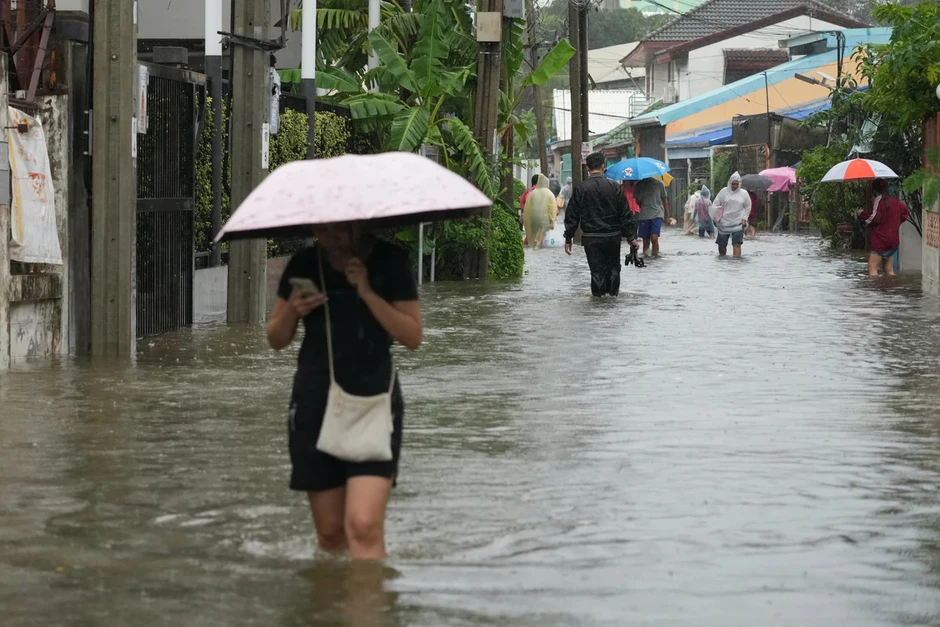 Video ô tô nổi lềnh bềnh, người dân Bangkok khổ sở lội giữa 'biển nước'