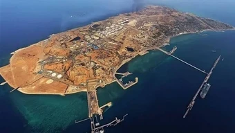 Viên ngọc quý dầu mỏ của Iran bị tập kích dữ dội