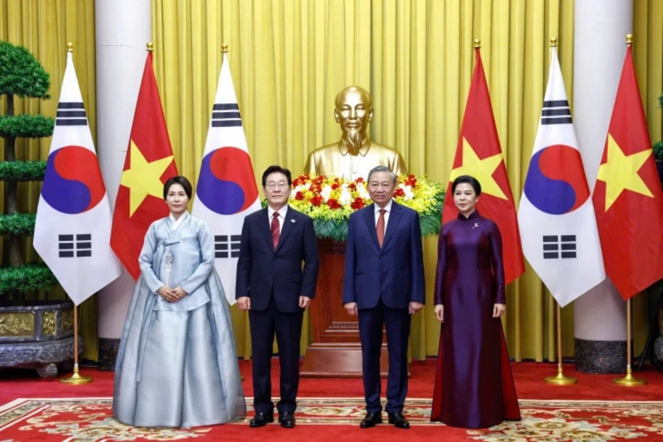 Việt Nam bắn 21 loạt đại bác chào mừng Tổng thống Hàn Quốc Việt Nam bắn 21 loạt đại bác chào mừng Tổng thống Hàn Quốc
