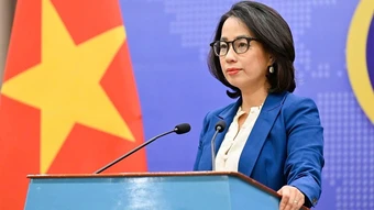 Việt Nam đưa 48 người trên tàu chìm ở Biển Đông về đất liền