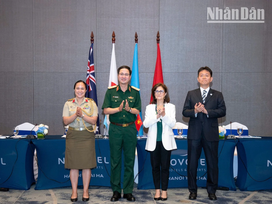 Việt Nam tự tin và bản lĩnh đứng chung hàng ngũ “mũ nồi xanh” với cộng đồng quốc tế Việt Nam tự tin và bản lĩnh đứng chung hàng ngũ “mũ nồi xanh” với cộng đồng quốc tế