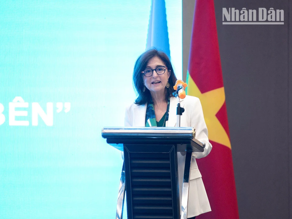 Việt Nam tự tin và bản lĩnh đứng chung hàng ngũ “mũ nồi xanh” với cộng đồng quốc tế Việt Nam tự tin và bản lĩnh đứng chung hàng ngũ “mũ nồi xanh” với cộng đồng quốc tế