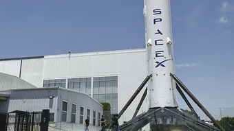 Vốn hóa SpaceX vượt Amazon