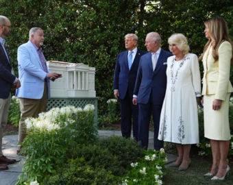Vua Charles và Hoàng hậu Camilla thăm tổ ong mới tại Nhà Trắng