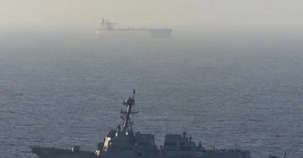 Washington phản ứng vụ Iran bắt tàu ở Hormuz, Bộ trưởng Hải quân Mỹ từ nhiệm
