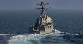 Washington tuyên bố kiểm soát hoàn toàn Hormuz, Iran dọa bắn tàu chiến Mỹ