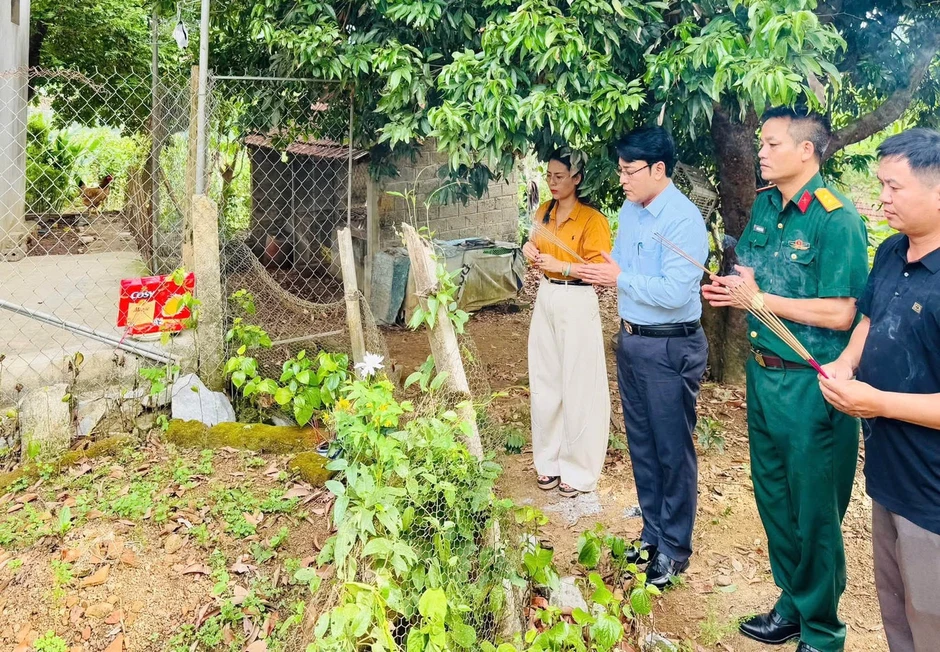 Xác minh ngôi mộ nghi của liệt sĩ trong vườn nhà người dân Xác minh ngôi mộ nghi của liệt sĩ trong vườn nhà người dân