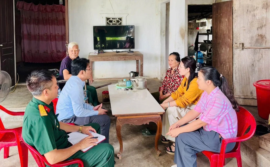 Xác minh ngôi mộ nghi của liệt sĩ trong vườn nhà người dân Xác minh ngôi mộ nghi của liệt sĩ trong vườn nhà người dân