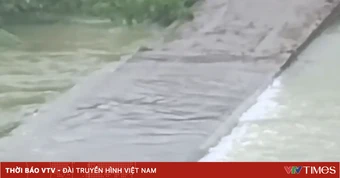 Xe bán tải rơi khỏi cầu ở Trung Quốc, nhiều người mất tích