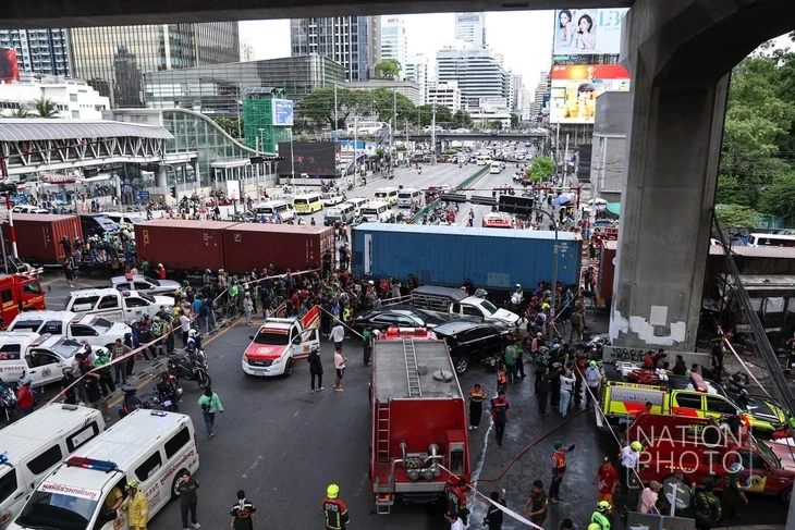 Xe buýt cháy rụi sau khi va chạm với tàu hỏa ở Bangkok, 8 người thiệt mạng Xe buýt cháy rụi sau khi va chạm với tàu hỏa ở Bangkok, 8 người thiệt mạng