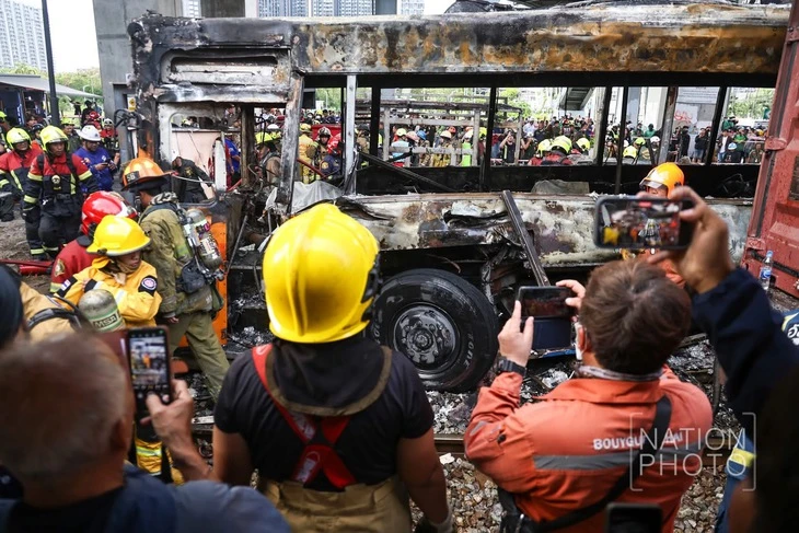 Xe buýt cháy rụi sau khi va chạm với tàu hỏa ở Bangkok, 8 người thiệt mạng Xe buýt cháy rụi sau khi va chạm với tàu hỏa ở Bangkok, 8 người thiệt mạng