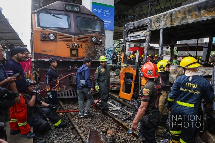 Xe buýt cháy rụi sau khi va chạm với tàu hỏa ở Bangkok, 8 người thiệt mạng Xe buýt cháy rụi sau khi va chạm với tàu hỏa ở Bangkok, 8 người thiệt mạng