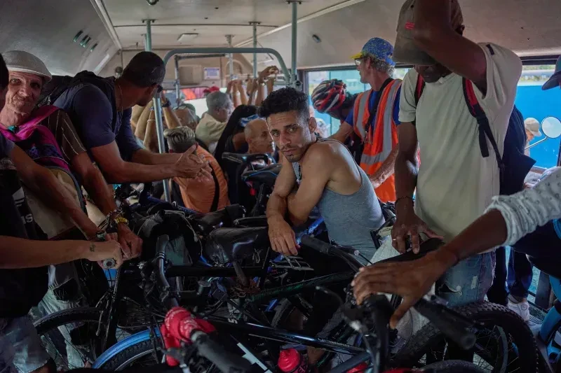Xe buýt “dưới nước” trở thành phương tiện cứu cánh tại Cuba Xe buýt “dưới nước” trở thành phương tiện cứu cánh tại Cuba