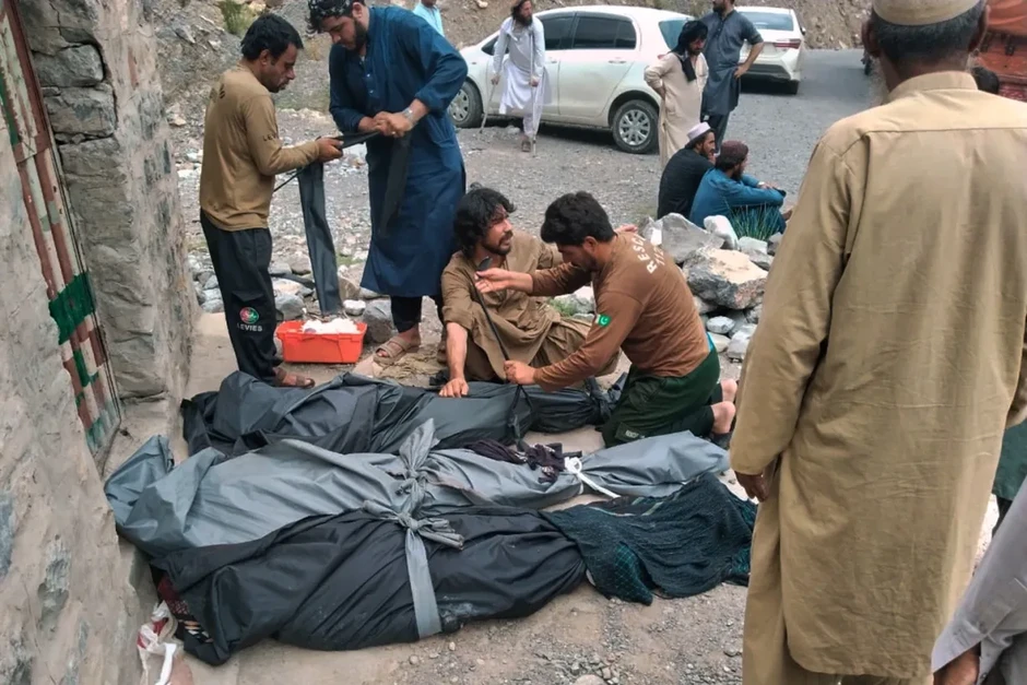 Xe buýt lao xuống vực ở Pakistan, ít nhất 40 người thiệt mạng Xe buýt lao xuống vực ở Pakistan, ít nhất 40 người thiệt mạng