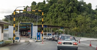 Xe phải đổ gần đầy bình xăng dầu mới được nhập cảnh nước láng giềng của Việt Nam