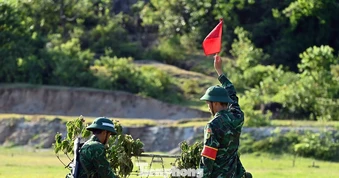 Xem tân binh Biên phòng 'vượt nắng' thao trường thực hiện kiểm tra ‘3 tiếng nổ’