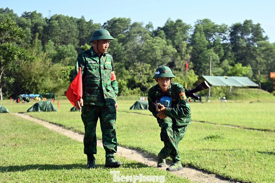 Xem tân binh Biên phòng 'vượt nắng' thao trường thực hiện kiểm tra ‘3 tiếng nổ’ Xem tân binh Biên phòng 'vượt nắng' thao trường thực hiện kiểm tra ‘3 tiếng nổ’