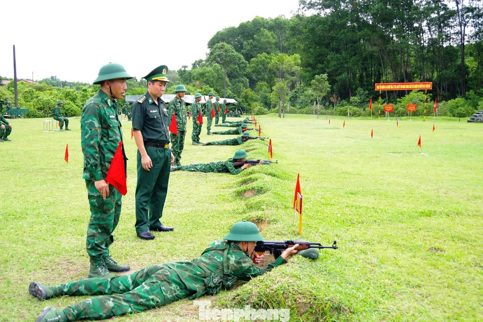 Xem tân binh Biên phòng 'vượt nắng' thao trường thực hiện kiểm tra ‘3 tiếng nổ’ Xem tân binh Biên phòng 'vượt nắng' thao trường thực hiện kiểm tra ‘3 tiếng nổ’